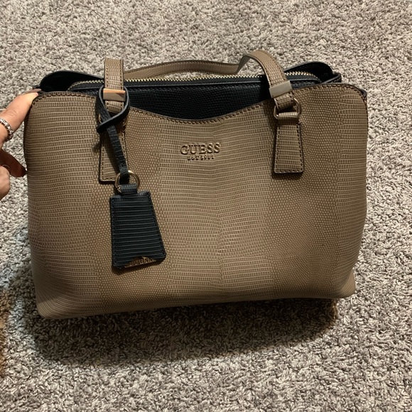 Guess Lyndi Satchel Purse - Picture 8 of 9